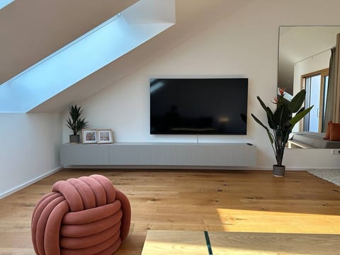 Wohnzimmer | Mit dem 65"-TV werden Filmabende zum Highlight: Setzt eure Lieblingsserie auf Netflix fort oder genießt die Zeit als Familie mit spannenden Filmen, in dieser entspannten Atmosphäre.
