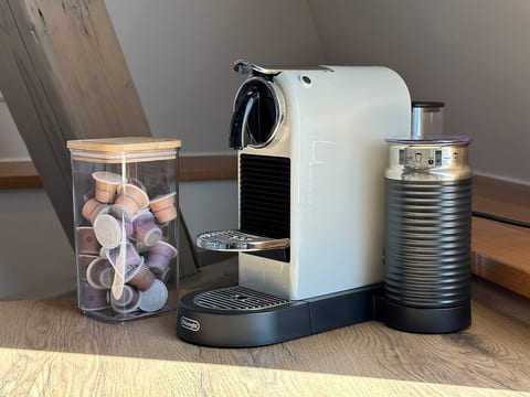 Stell dir vor, wie du den perfekten Morgen mit einer frisch gebrühten Tasse Kaffee beginnst, die Aromen in der Luft, ein Moment der Ruhe, bevor der Tag erwacht. Kapseln stell ich dir genügend zur Verfügung.