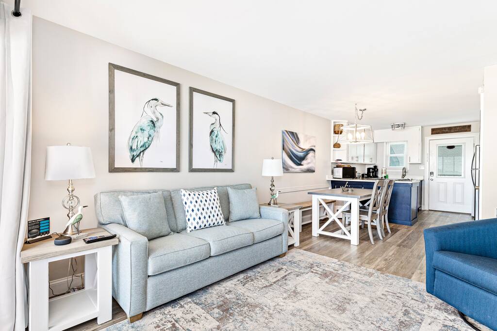hhb7-beach-front-22-:-pool-kitchen-2-parking/