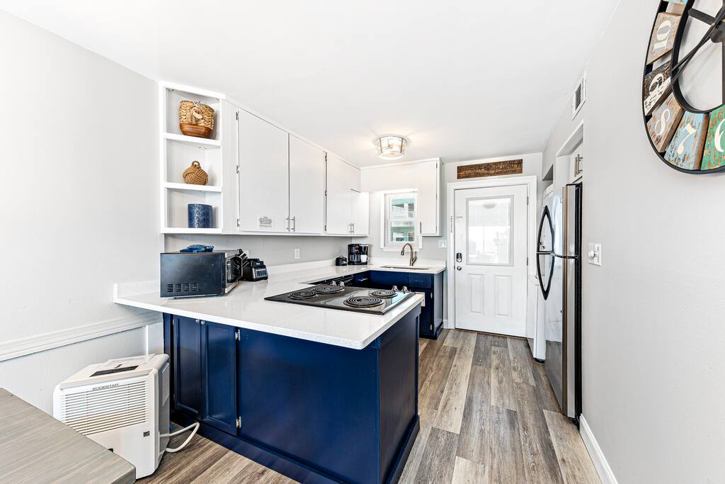 hhb7-beach-front-22-:-pool-kitchen-2-parking/