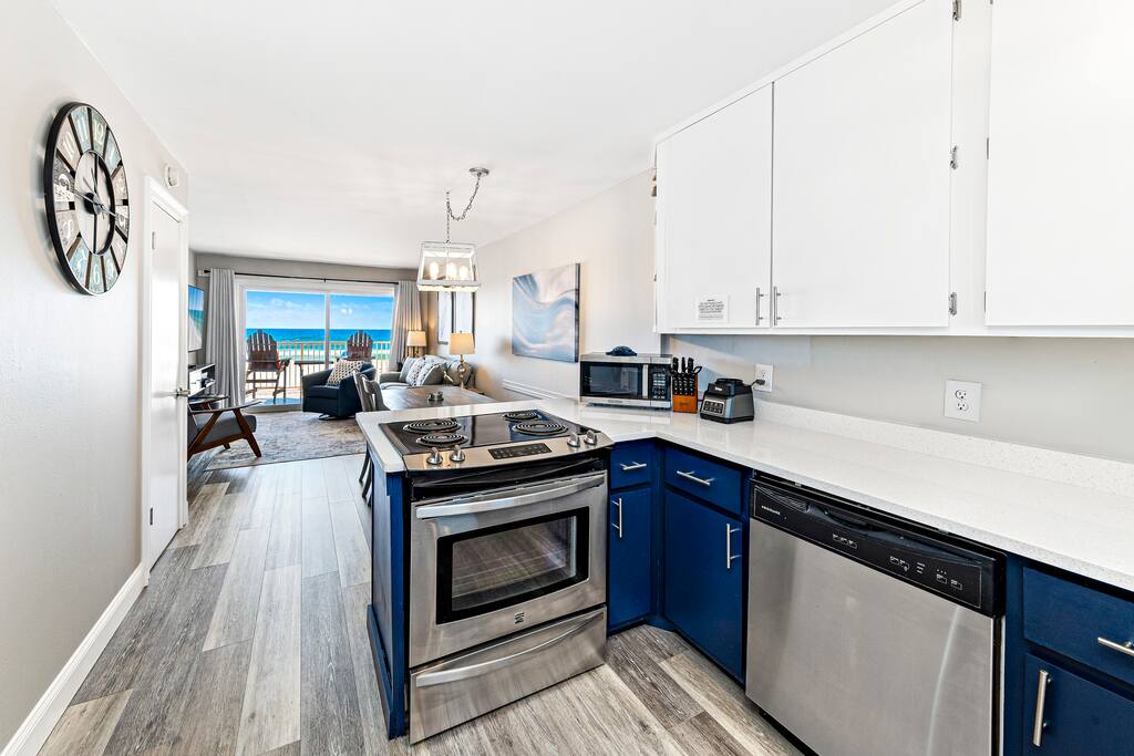 hhb7-beach-front-22-:-pool-kitchen-2-parking/