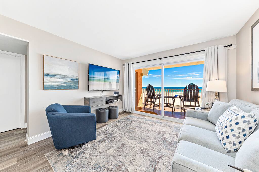 hhb7-beach-front-22-:-pool-kitchen-2-parking/