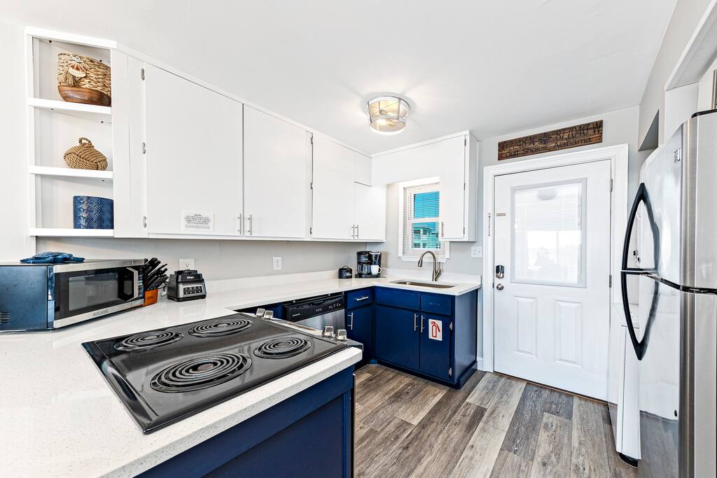 hhb7-beach-front-22-:-pool-kitchen-2-parking/