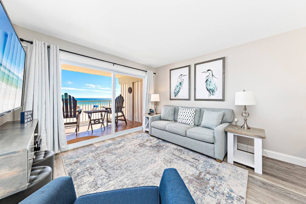hhb7-beach-front-22-:-pool-kitchen-2-parking/
