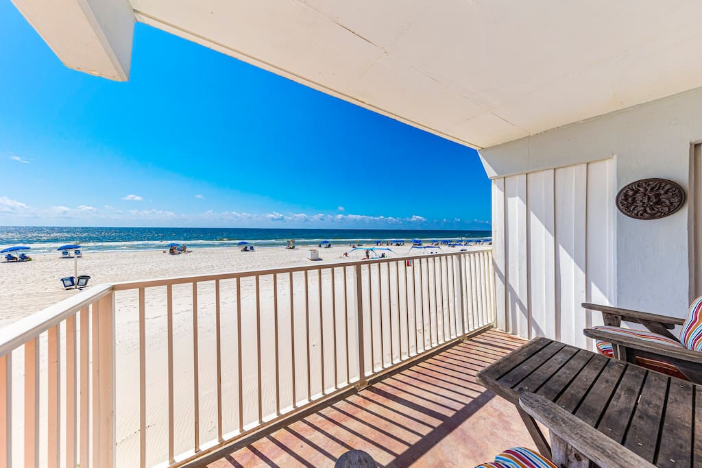 hhb7-beach-front-22-:-pool-kitchen-2-parking/