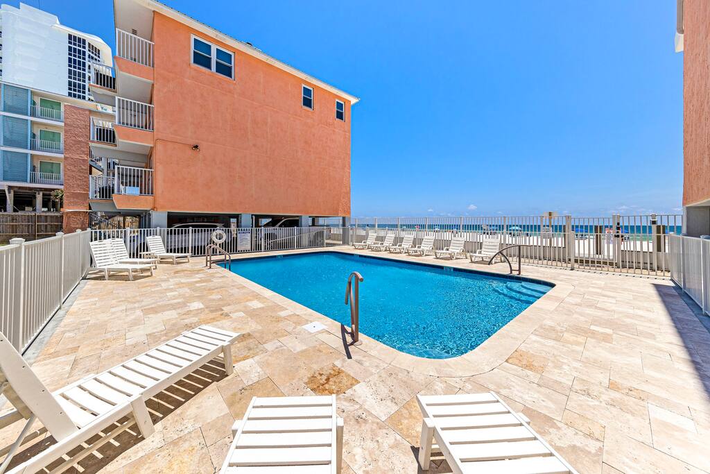 hhb7-beach-front-22-:-pool-kitchen-2-parking/
