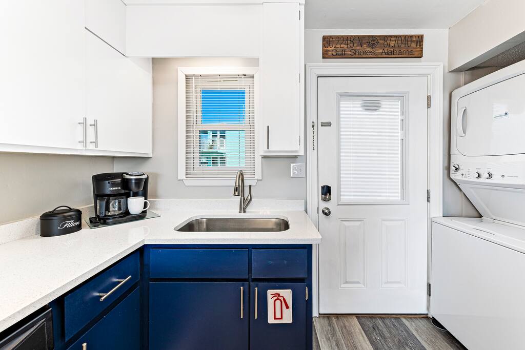 hhb7-beach-front-22-:-pool-kitchen-2-parking/