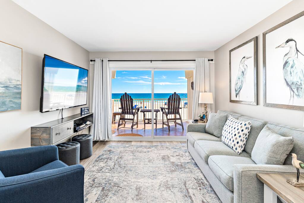 hhb7-beach-front-22-:-pool-kitchen-2-parking/