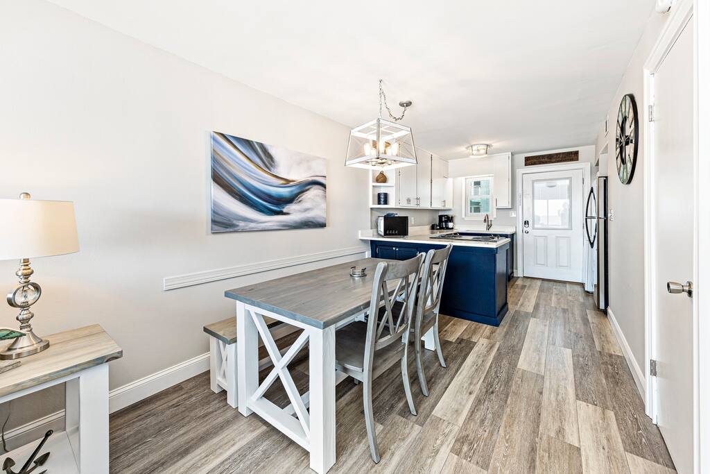 hhb7-beach-front-22-:-pool-kitchen-2-parking/