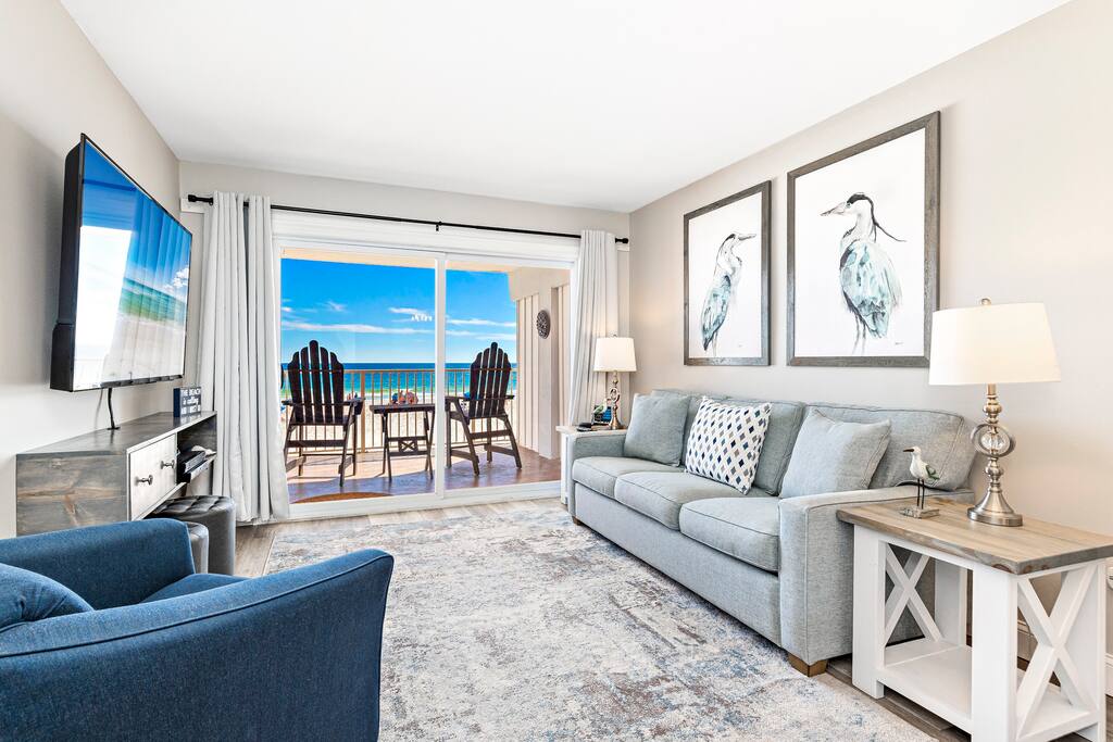 hhb7-beach-front-22-:-pool-kitchen-2-parking/