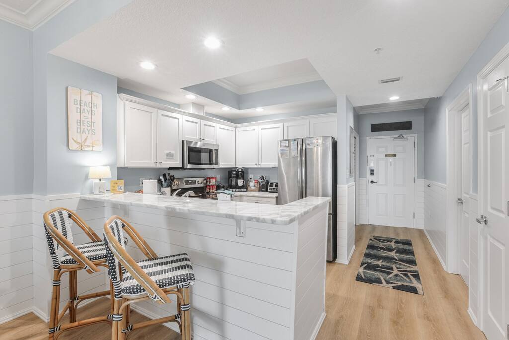 crystal-shores-503-direct-beach-front-2-king-beds-2-full-baths.-balcony-pool-hot-tub-sauna!/