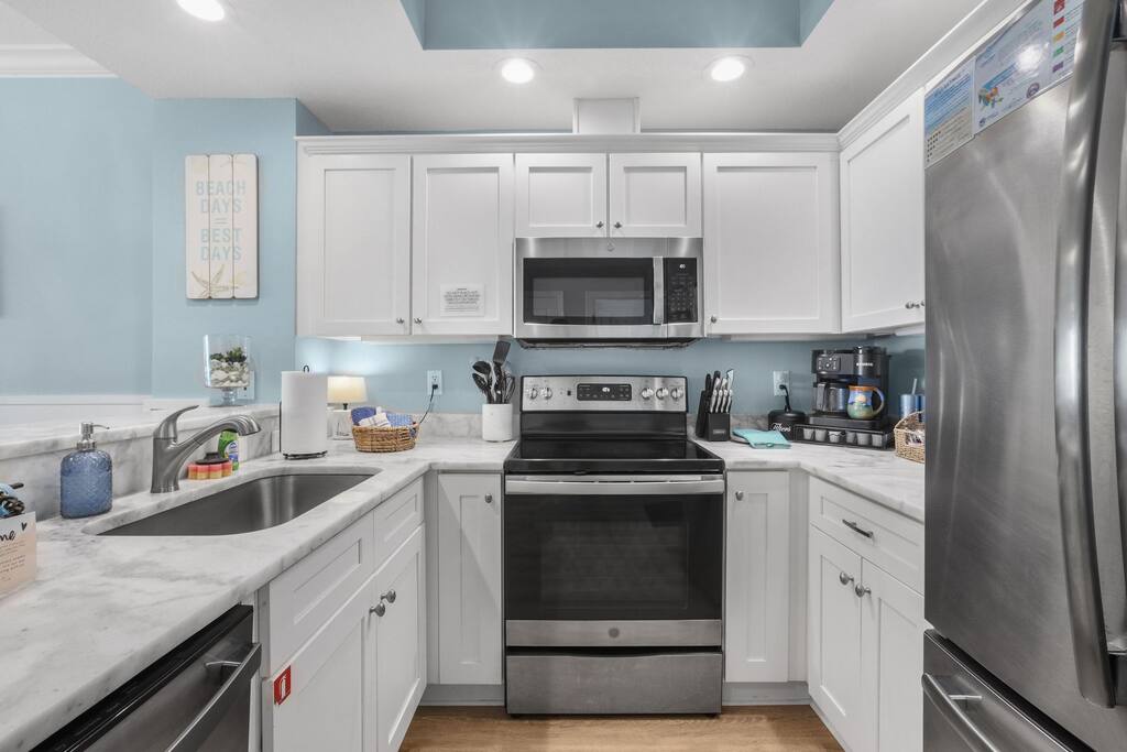 crystal-shores-503-direct-beach-front-2-king-beds-2-full-baths.-balcony-pool-hot-tub-sauna!/