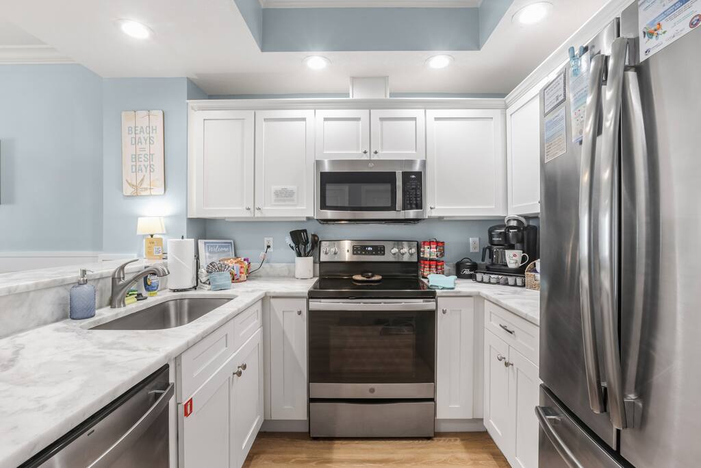 crystal-shores-503-direct-beach-front-2-king-beds-2-full-baths.-balcony-pool-hot-tub-sauna!/