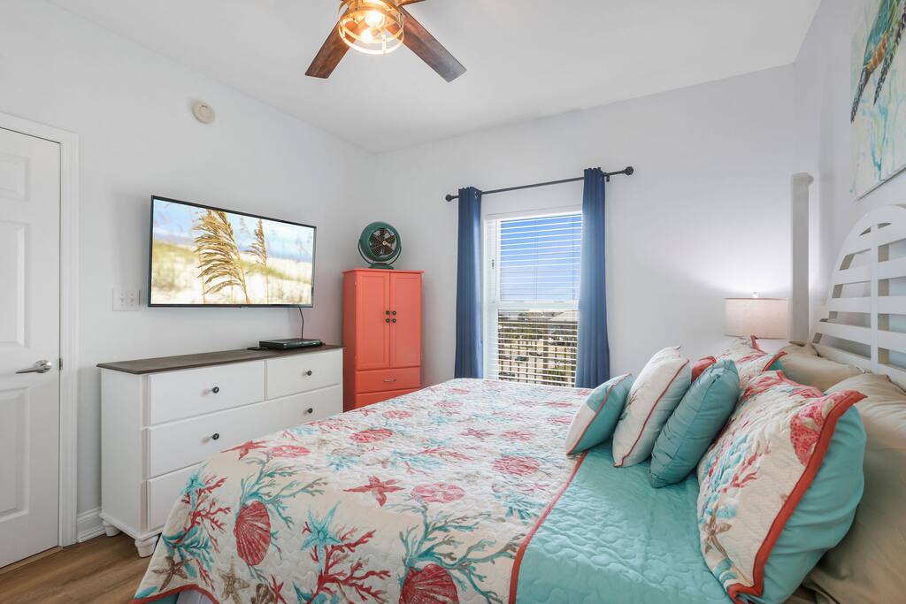 crystal-shores-503-direct-beach-front-2-king-beds-2-full-baths.-balcony-pool-hot-tub-sauna!/