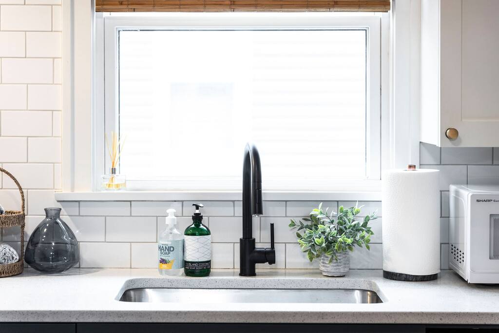 City Boho ✦ New Kitchen ✦ King Bed ✦ WFH