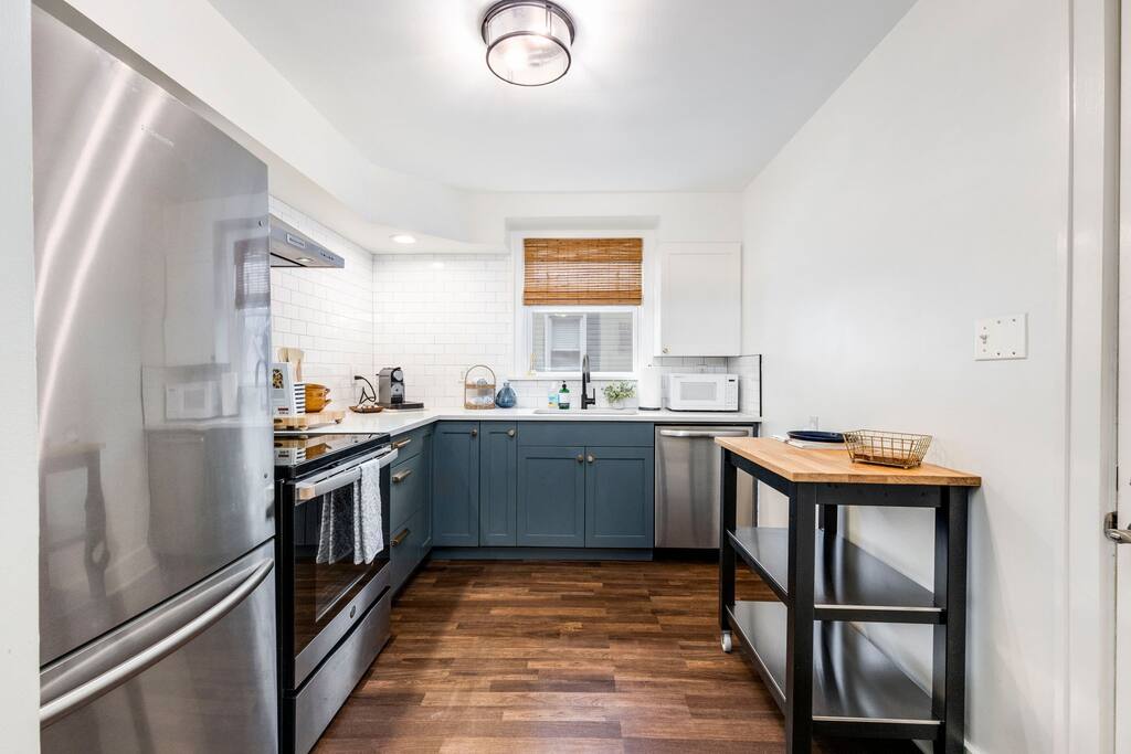 City Boho ✦ New Kitchen ✦ King Bed ✦ WFH