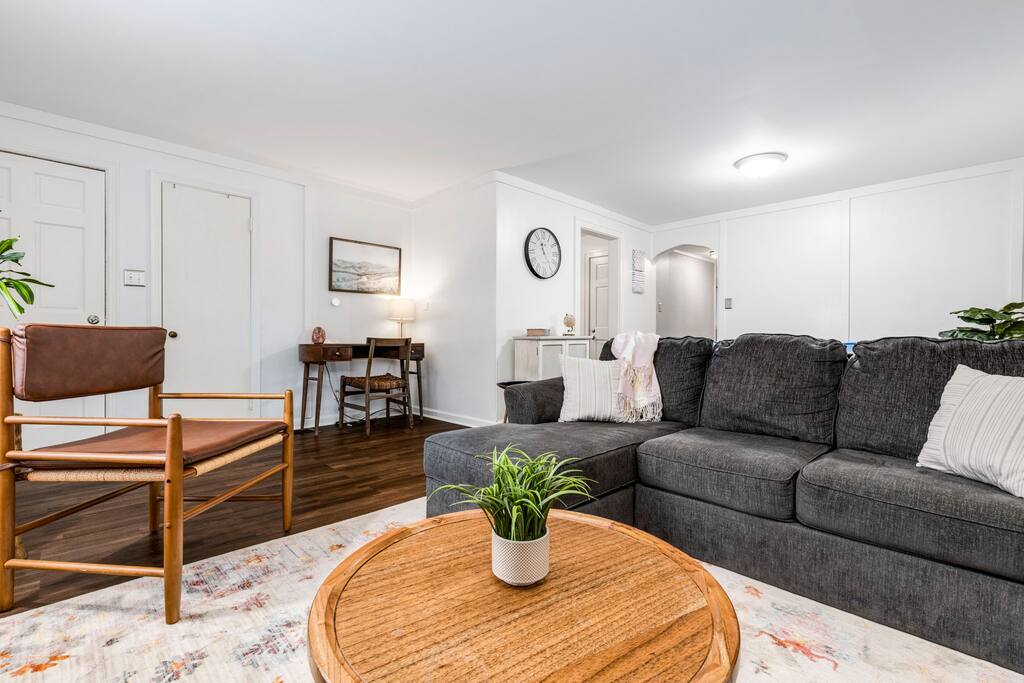 City Boho ✦ New Kitchen ✦ King Bed ✦ WFH