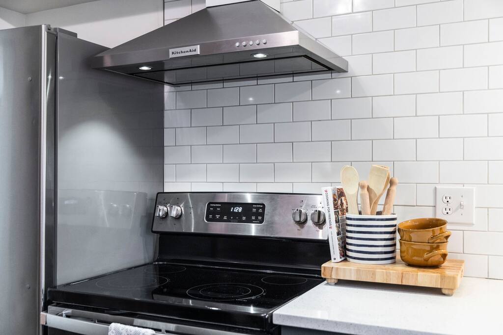 City Boho ✦ New Kitchen ✦ King Bed ✦ WFH
