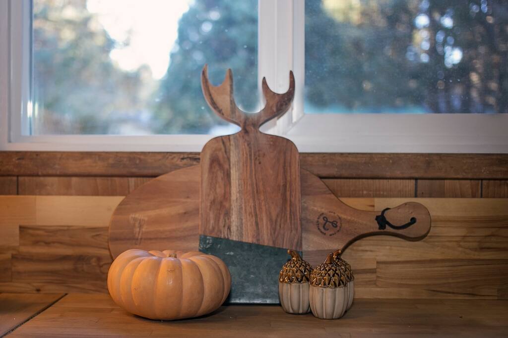 Different sizes of cutting boards that can be used for a charcuterie .