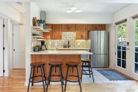 Meals for four around the peninsula.