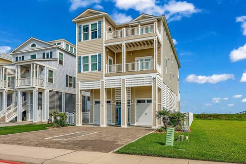 Beachfront w/HotTub, Elevator, Near Historical Ctr