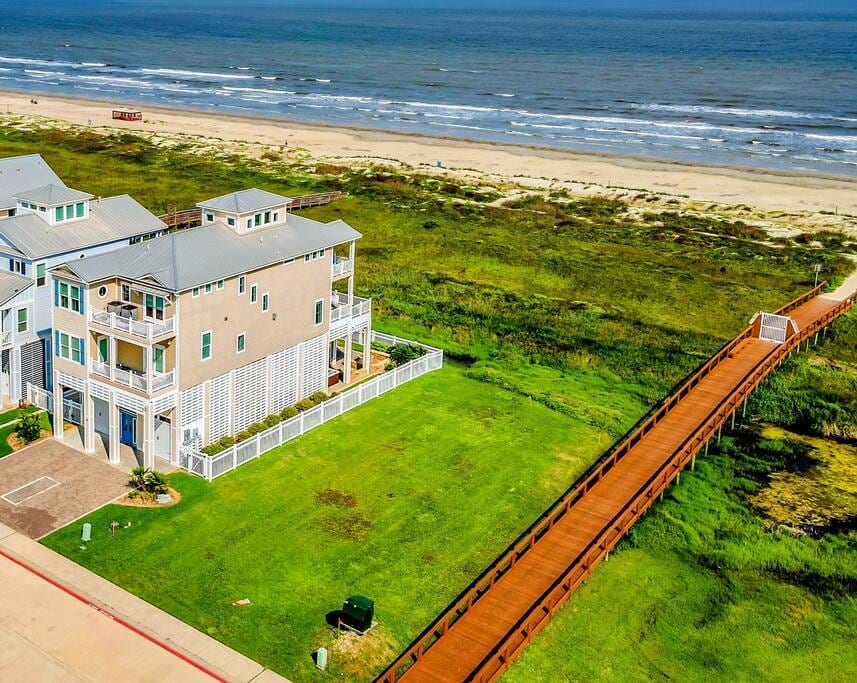 Beachfront w/HotTub, Elevator, Near Historical Ctr - Galveston