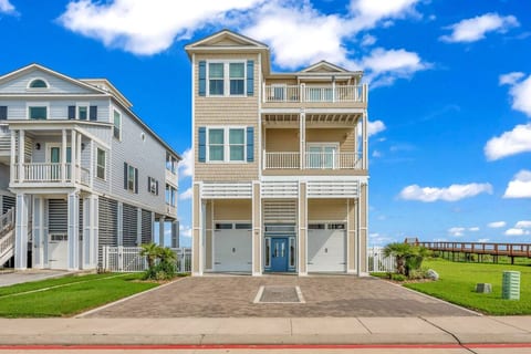 Beachfront w/HotTub, Elevator, Near Historical Ctr