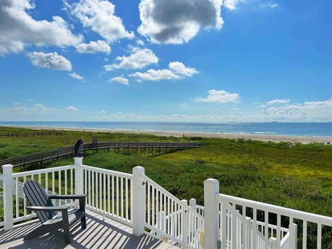 Beachfront w/HotTub, Elevator, Near Historical Ctr