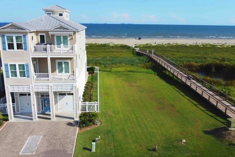 Beachfront w/HotTub, Elevator, Near Historical Ctr