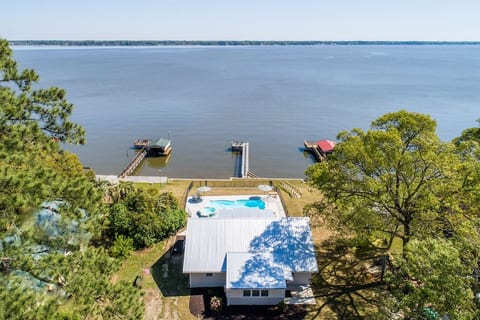 Welcome to the Merry Inn @ Lake Marion, a charming cottage on the Bluffs. We hope you enjoy your stay.