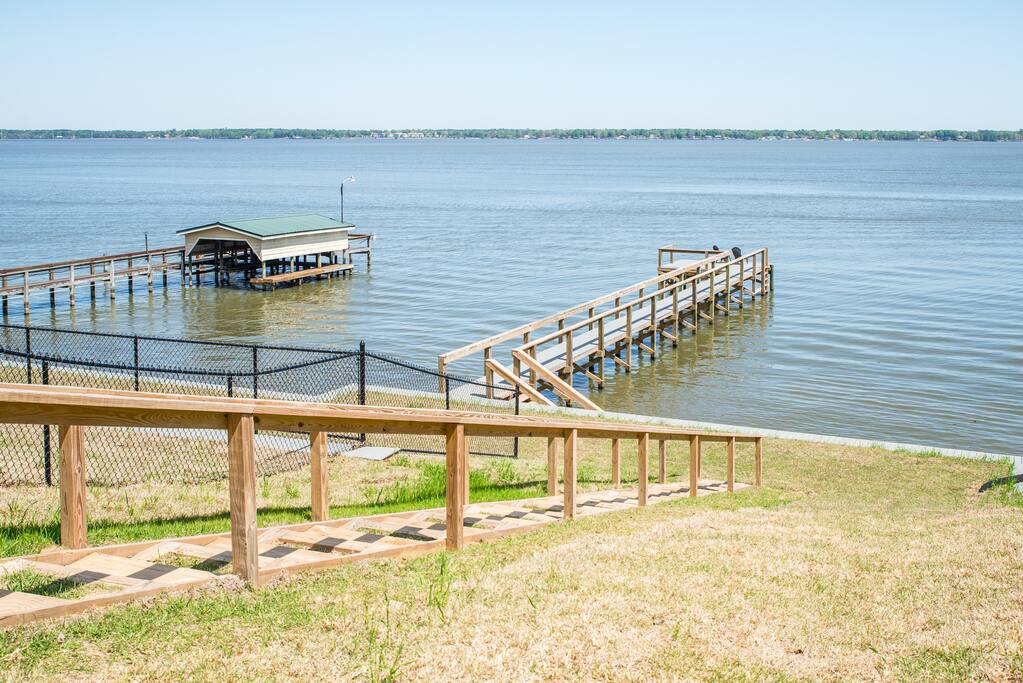 Staircase leads down to the lower terrace and dock. - The Merry Inn @ Lake Marion - Santee