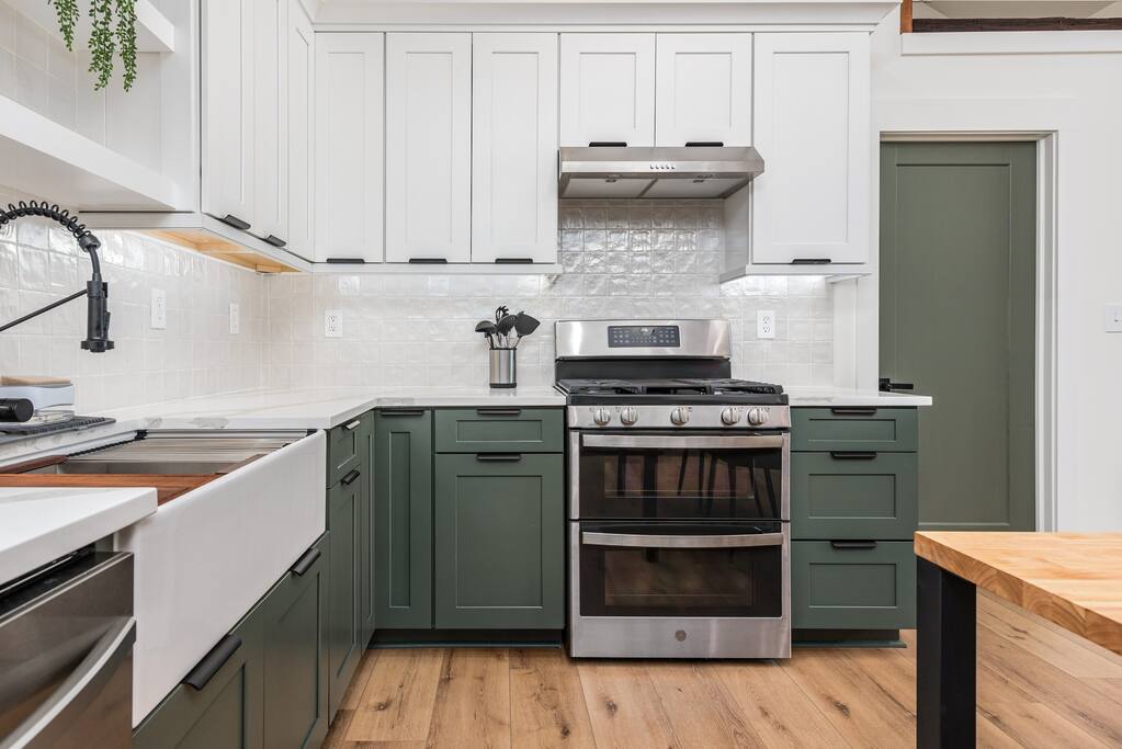 Gorgeous porcelain farmhouse sink with strainer, drainer & cutting board promotes easy clean up. Bake brownies or a big meal in the dual oven gas range. Starter quantity of dishwasher pods and laundry pods & dryer sheets provided. - The Merry Inn @ Lake Marion - Santee