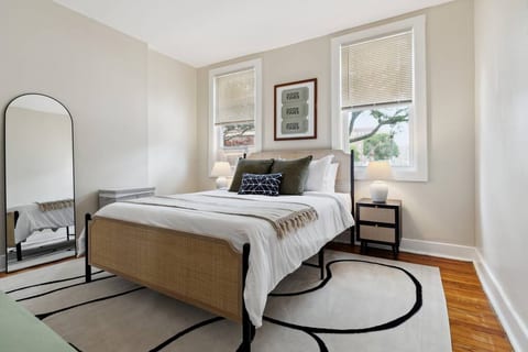 Restful nights await in this bedroom adorned with a queen-size bed. The sophisticated decor and thoughtfully chosen furnishings create an elegant haven for peaceful slumber.