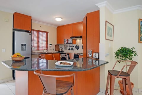 Bar and fully equiped kitchen