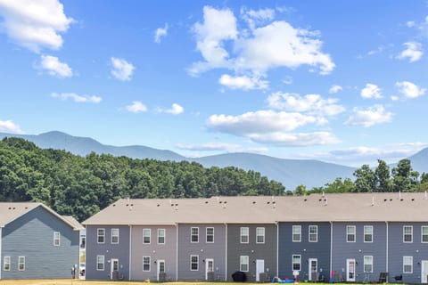2 Luray Townhomes Near Caverns | Sleeps 16 Guests