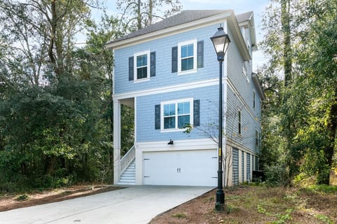 Exterior Front View - Driveway can hold 4 Cars, Garage Can Hold 2 Cars
