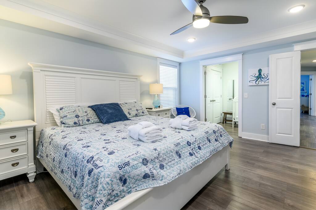 Master Bedroom, 3rd Level - Spa/Fully Screened Heated Pool/Elevator/Fenced-51 - Hilton Head Island