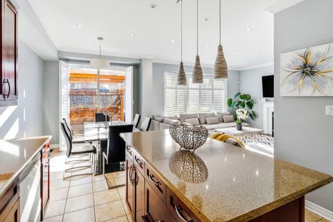 Cozy 5 Bedroom House Mississauga