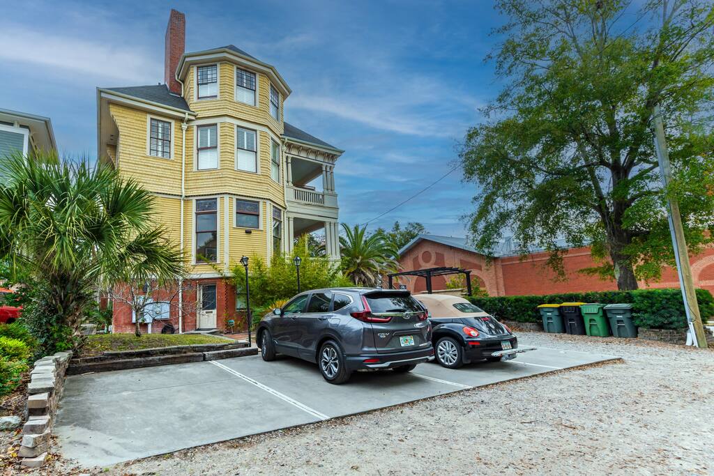 Historic Savannah Mansion - Savannah