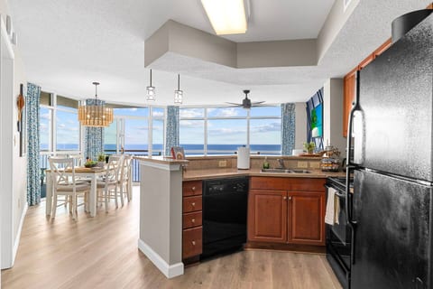 Scenic Oceanfront Retreat/Waterpark Fun/ 2bed/2b