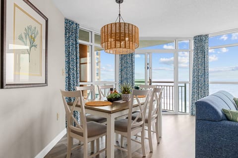 Scenic Oceanfront Retreat/Waterpark Fun/ 2bed/2b