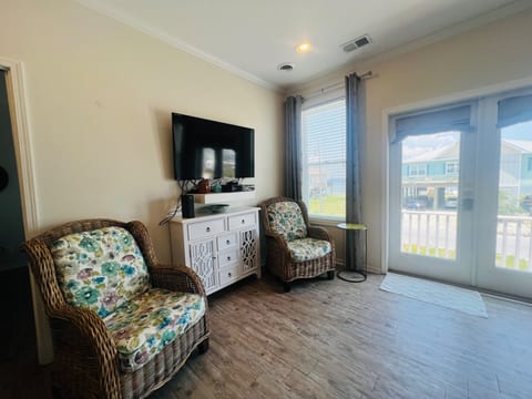 *Early Summer Deal* Pensacola Beach Hideaway
