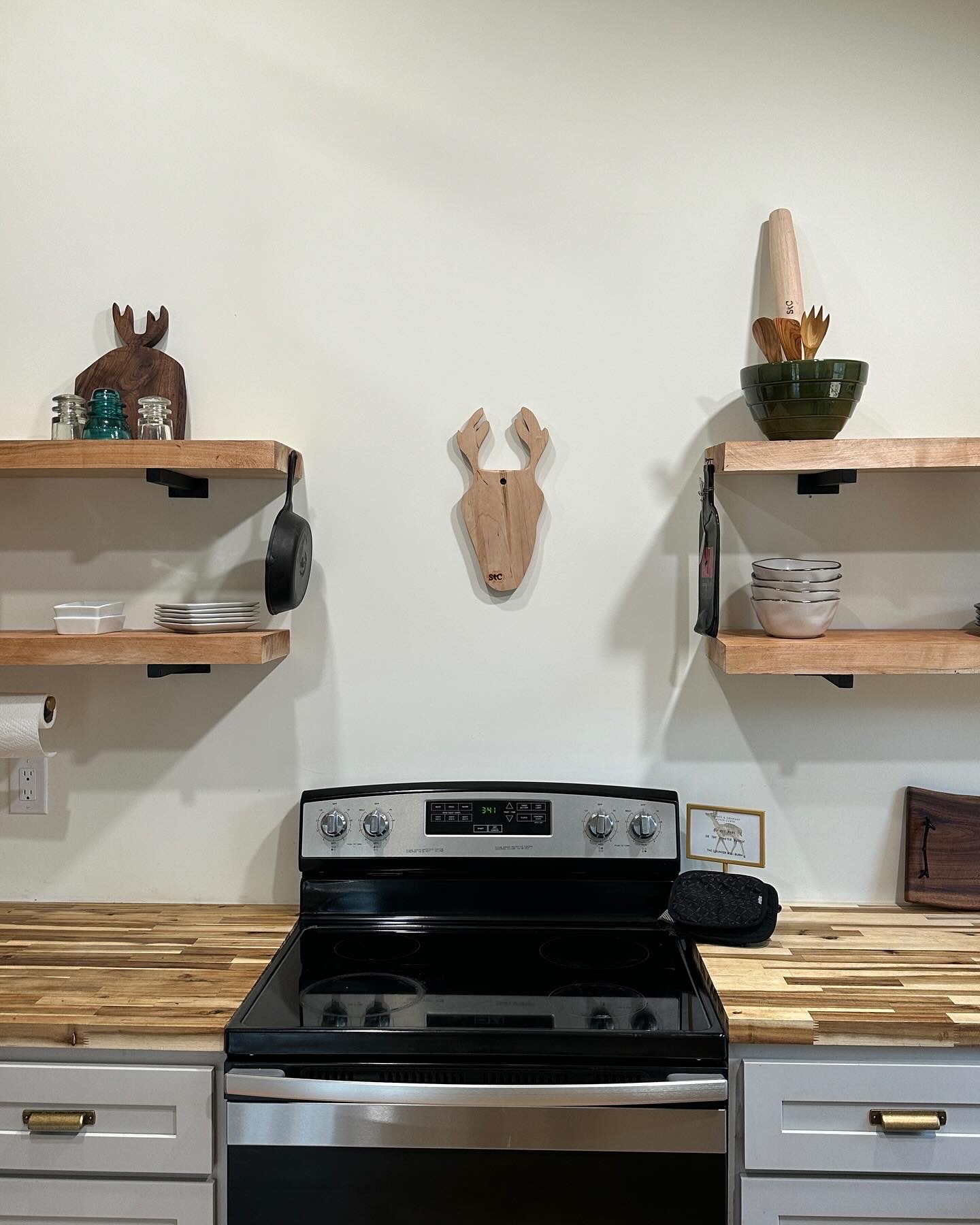 stomps-and-company-river-cabin/