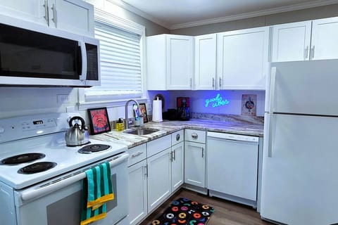 Full sized kitchen with Good Vibes