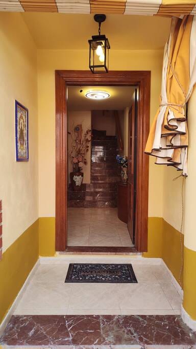 Townhouse. Air conditioned. 100 mt from the sea