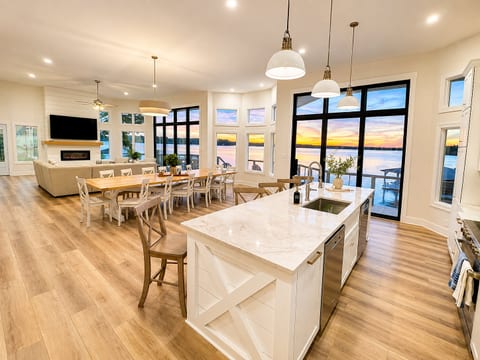 12 Ft Ceilings Open Floor Plan - Hosted by LakeGastonVacationhomes