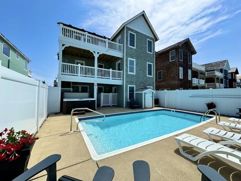 Heated Saltwater Pool, Luxury Spa!