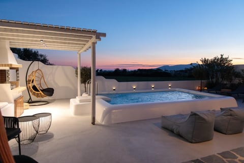 Luana: A Boutique Villa at Plaka Beach with Pool