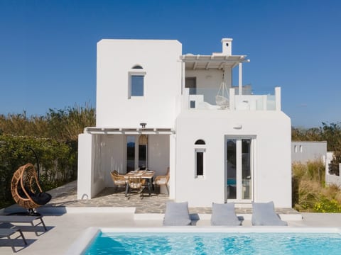 Luana: A Boutique Villa at Plaka Beach with Pool