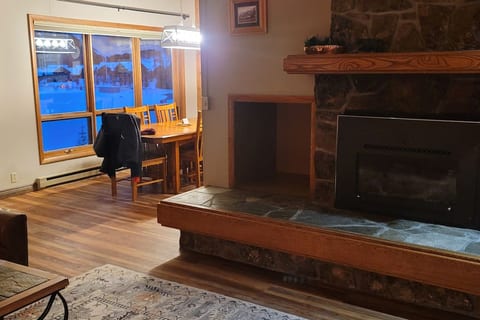 Lake & mountain view condo wk  2 & 28 Sat-Sat